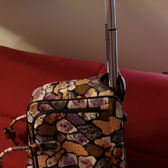 Roll aboard Mellow World Suitcase - Picture 4 of 4